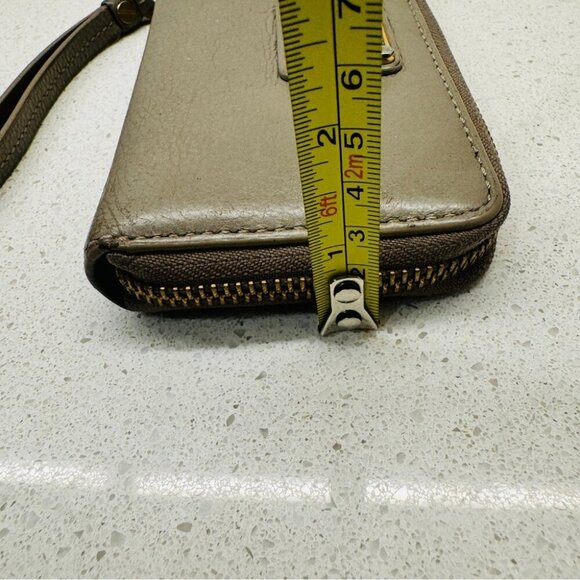 Marc by Marc Jacobs Wristlet Wallet Cell Phone Coin Tan Leather Full Zip Closure - Picture 5 of 15